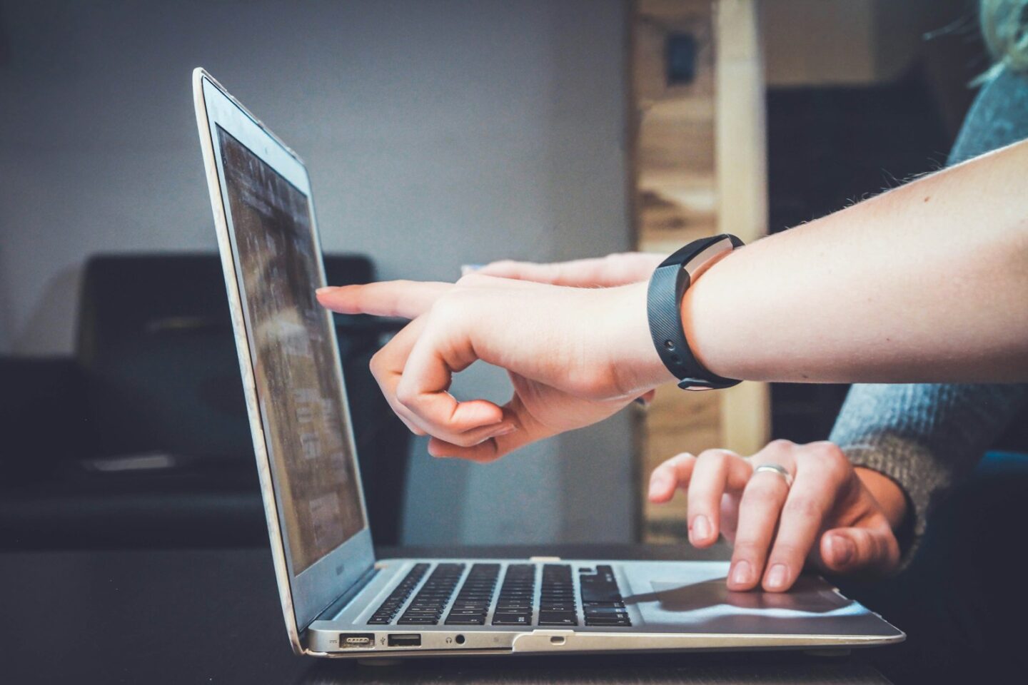 Jak czytać opinie o produktach w internecie i nie dać się wprowadzić w błąd?