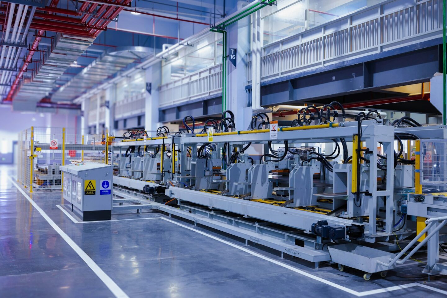 Automatyzacja produkcji – kiedy naprawdę opłaca się inwestować w maszyny i roboty
