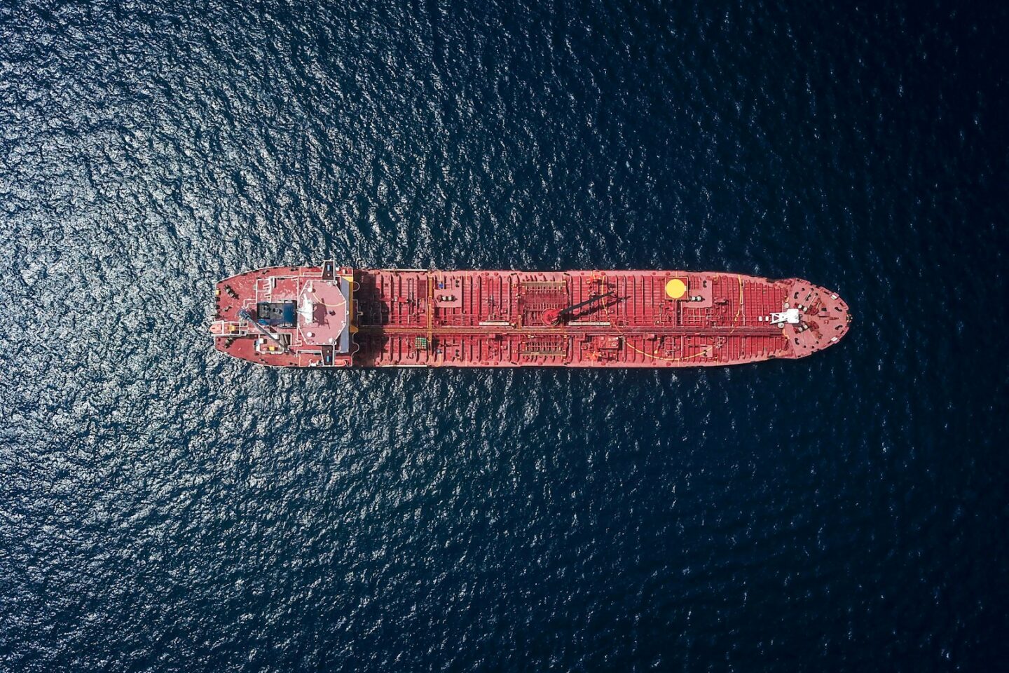 Transport intermodalny – dlaczego jeden ładunek podróżuje koleją, ciężarówką i statkiem?